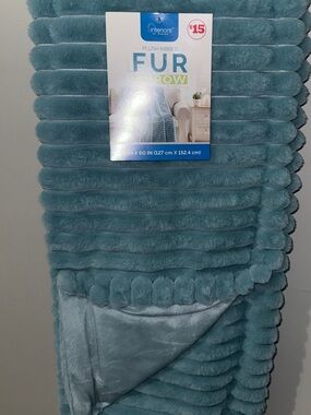NWT• 2/$25  Blue/Teal Plush Ribbed Faux Fur Throw